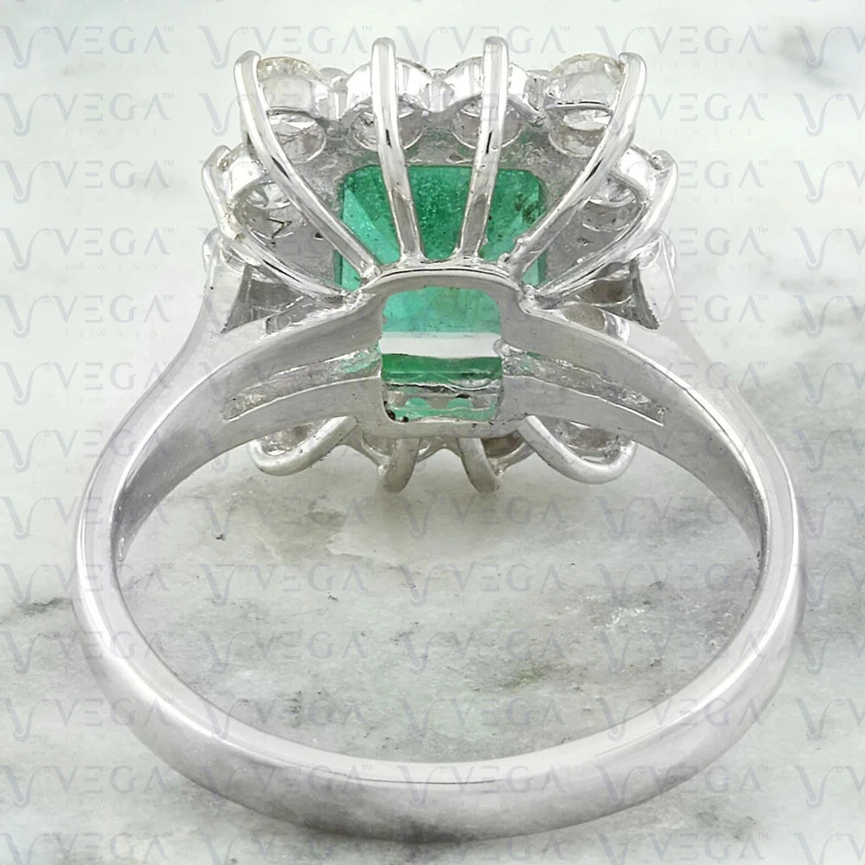 Anillo con halo de diamantes y esmeraldas naturales en forma de esmeralda de 5,40 quilates enchapado en platino 950PT Foto 3 de 4