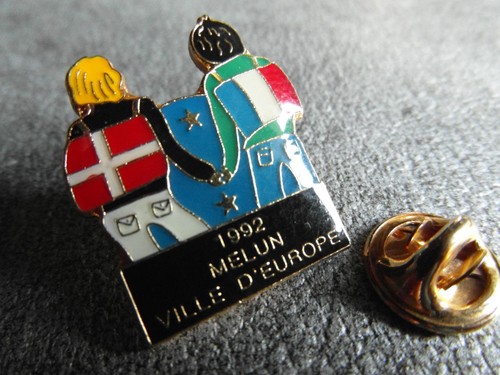 Pin’s Rare Melun Ville D’Europe – Jumelage Européen – Laiton Émaillé BI * EF