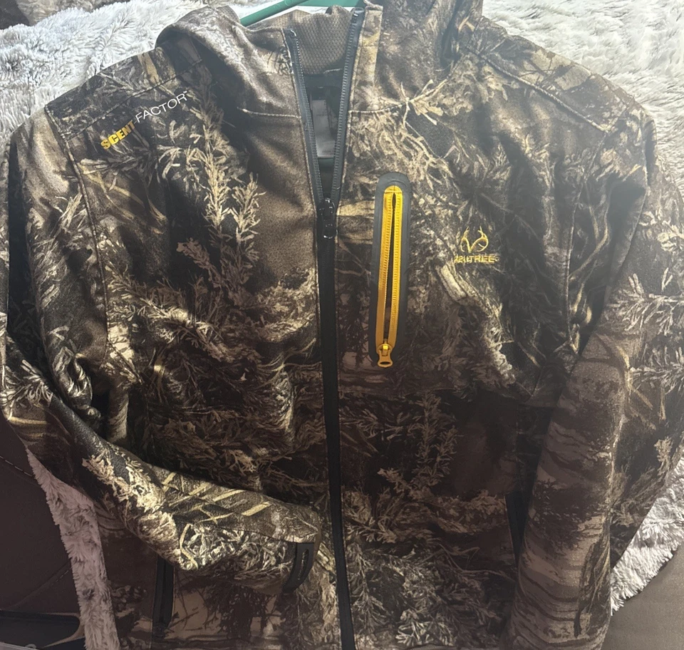 Realtree Woman’s Scent Control Hunting Jacket Green camouflage hooded large - Image 4 of 4