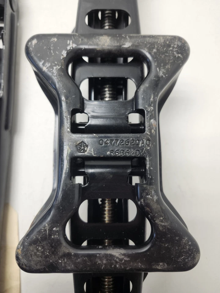 Chrysler 300M 1999-2004 gato de neumático con mango. Llave de tuerca negra usada OEM Foto 4 de 4