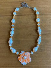 Collana con perle scaramazze di fiume e pendente fiore madreperla - Lungh. 55 cm