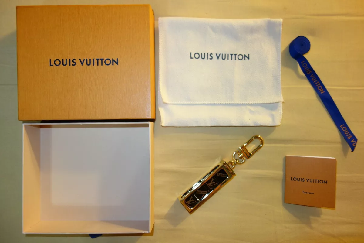 Louis vuitton hotsell x supreme keychain