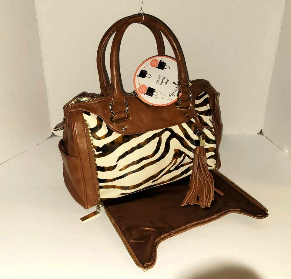 Bolso Cartera Convertible Kate Landry Dos Looks En Uno Montura Patrón Cebra Precioso Foto 4 de 4