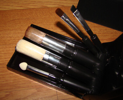 Me Makeover Essentials, 8 piece Brush Compact (1634236)