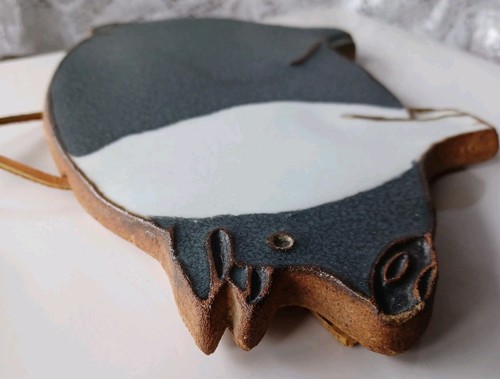 VTG VICTORIA LITTLEJOHN CERAMICS HANGING PIG PLAQUE/TRIVET CORK BACK 8.5" (L) - Picture 8 of 18