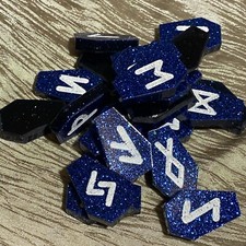 Pierres runiques en résine étincelante bleu foncé en forme de cercueil, Elder Futhark