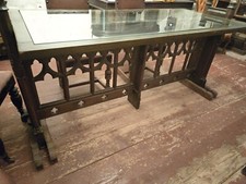 Tisch und Stühle im gotischen Stil