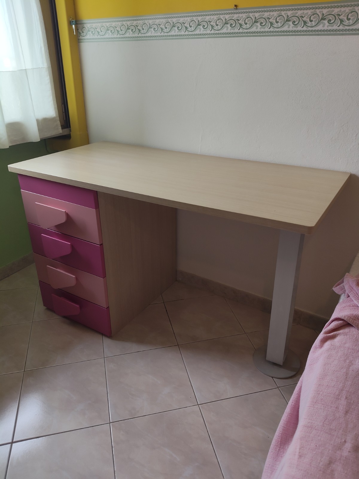 SCRIVANIA PIANO FAGGIO CHIARO E 4 CASSETTI ROSA E FUCSIA PER CAMERETTA BAMBINA