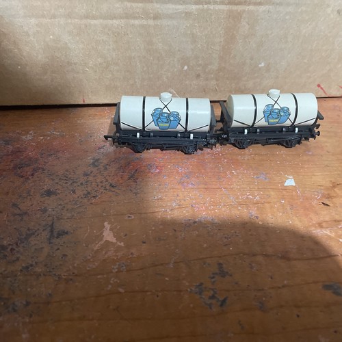 2x Bachmann Trains Thomas HO OO Dairy Cream Tanker Original Version 77032 Hornby - Picture 1 of 6