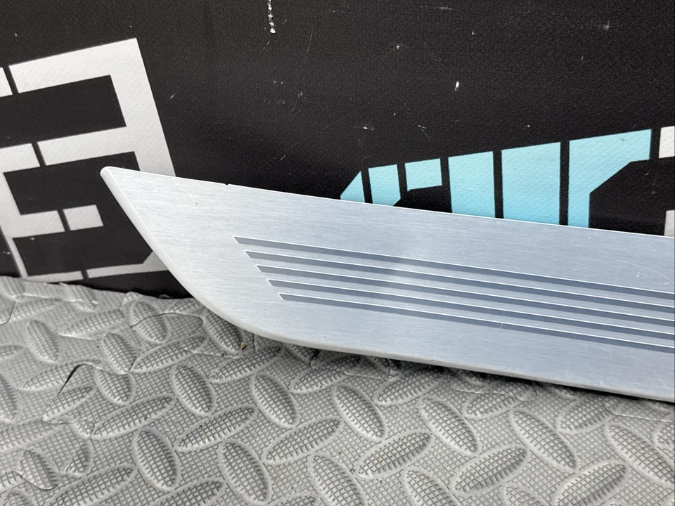 Отделочная накладка на задний правый порог двери 2016-2022 BMW G12 750LI M с подсветкой потертости - Изображение 4 из 4