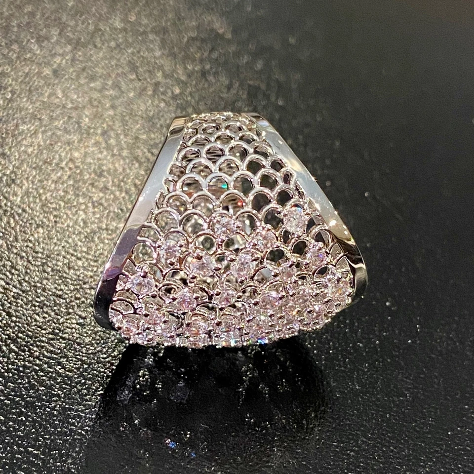 Anillo de cóctel grande enchapado en oro blanco de 18k diamante simulado inspirado en el diseñador Foto 4 de 4