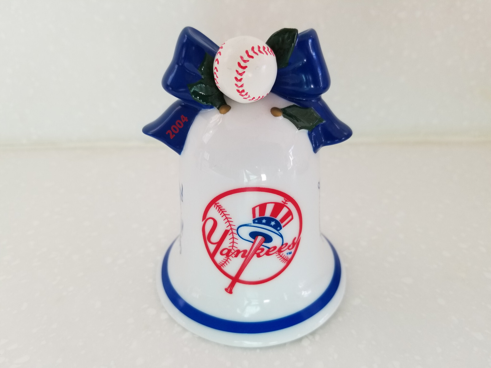 NY Yankees Danbury Mint 2004 Christmas Ceramic Bell Ornament w/Santa on Ringer