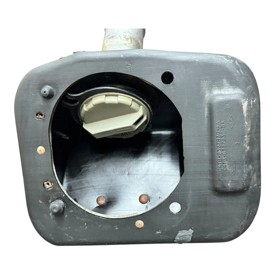 Ford F-350 1980-1989 DRW doble 7,3 Idi 6,9 diésel cuello de llenado de combustible Foto 3 de 4