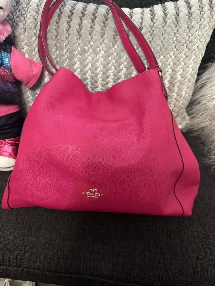 Bolso de hombro Coach Edie de cuero granulado fucsia con billetera de muñeca a juego Foto 2 de 4