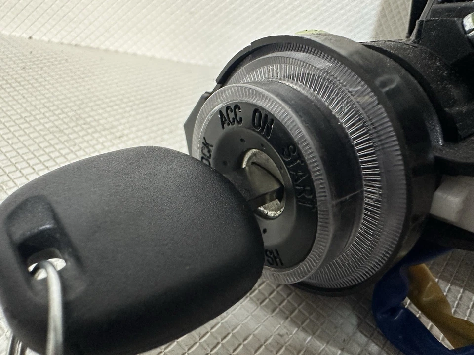 Interruptor de bloqueo de encendido y cerradura de puerta Kia Rio 2016-2017 con llave y moldura inferior OEM Foto 2 de 4