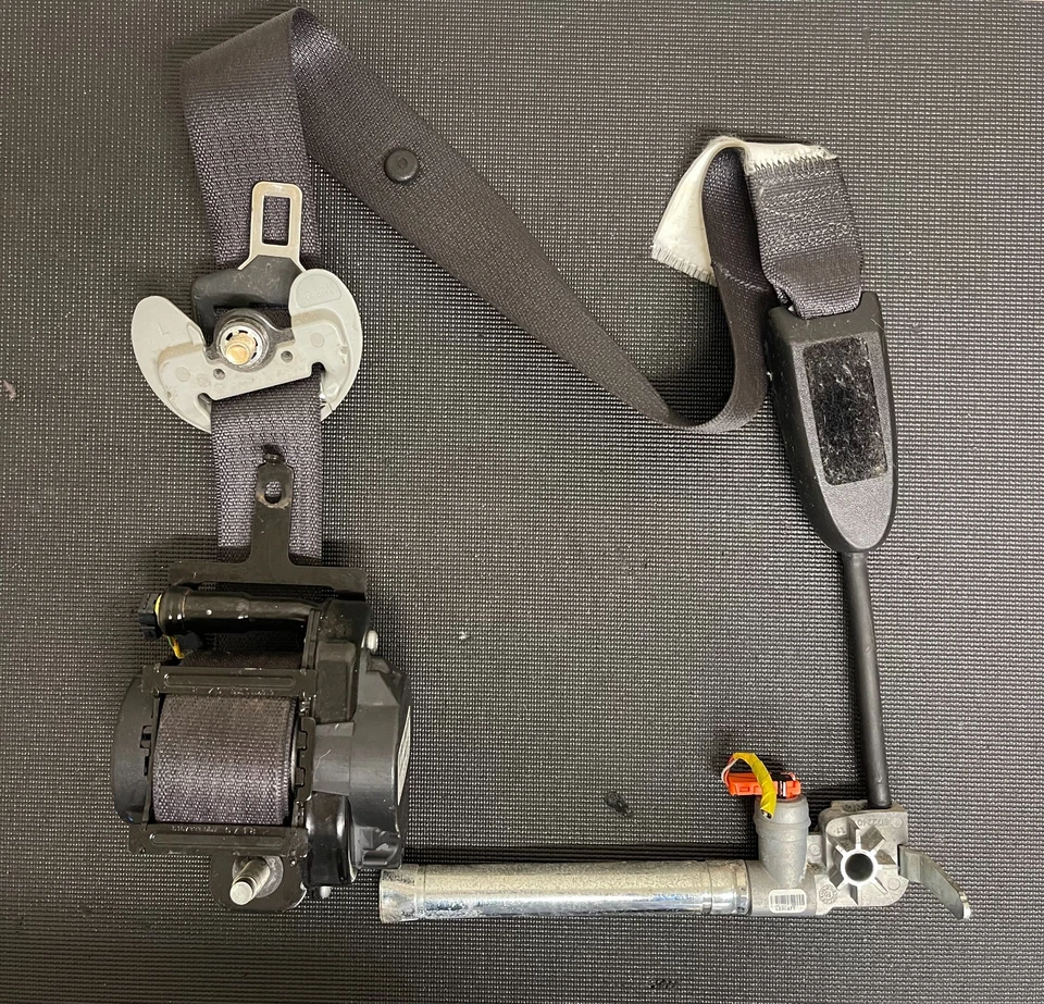 2011 2012 2013 Kia Sorento Front LEFT DRIVER Side Seat Belt OEM - Image 3 of 4