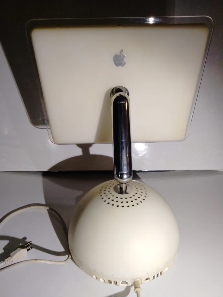 Apple iMac G4, 15” Desktop 768 MB, 2002,  M6498 - Image 2 of 4
