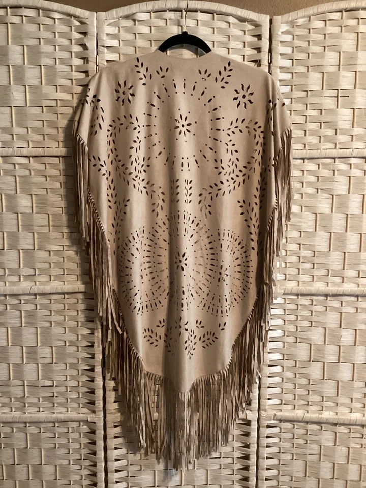 BCBGeneration chal envolvente de flecos de gamuza sintética tostado corte lazer boho occidental talla única Foto 2 de 4