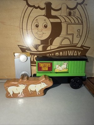 PIG PICK UP THOMAS FRIENDS TRAIN WOODEN  Railway FISHER PRICE SOUND BOXCAR PIGS