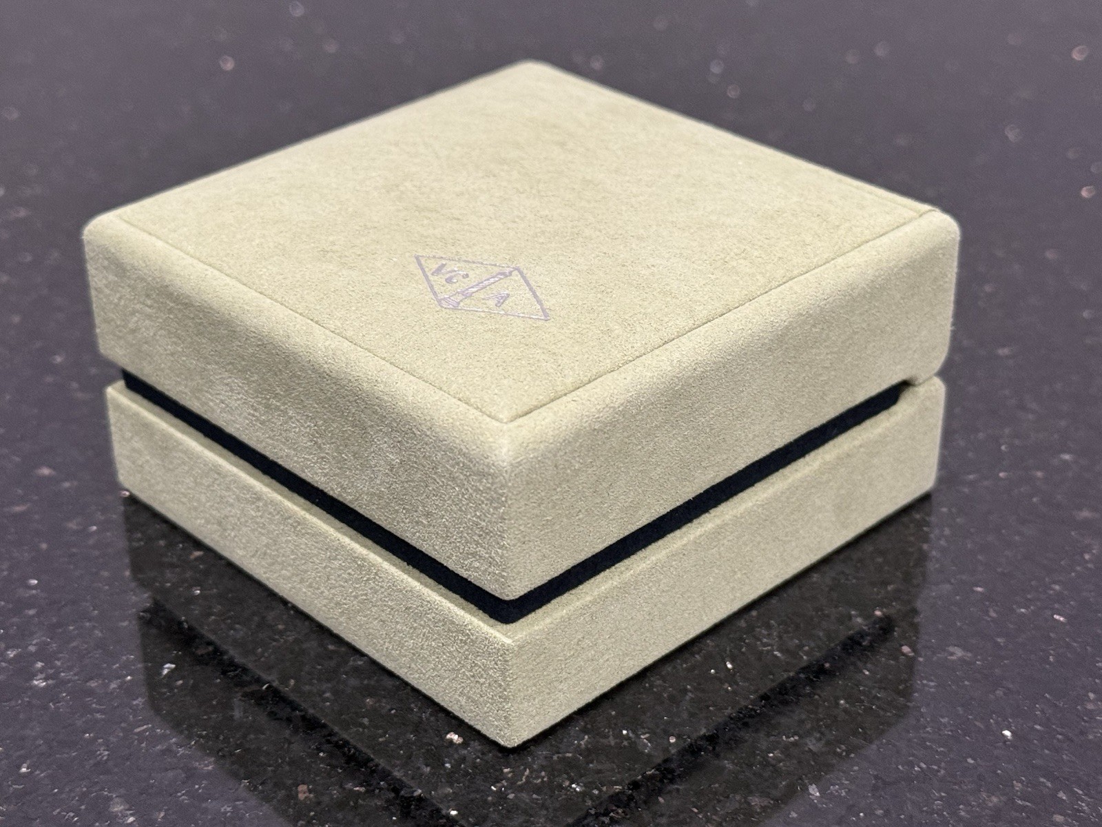 VAN CLEEF & ARPELS MAGIC PENDANT/ MEDIUM SIZED NECKLACE GIFT BOX SET (EMPTY) thumbnail 5