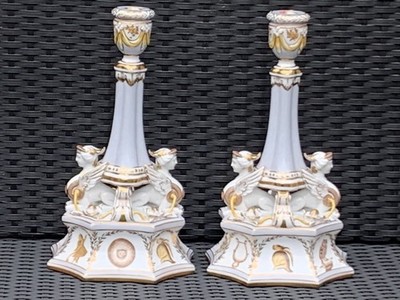 Paar ehemalige große kontinentale Rokoko geflügelte Sphinx Porzellan Kerzenhalter 12,5''
