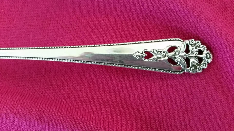 Queens Lace by International Sterling Berry Spoon Hand Chased Fruit in Bowl 8742 - Image 3 of 4