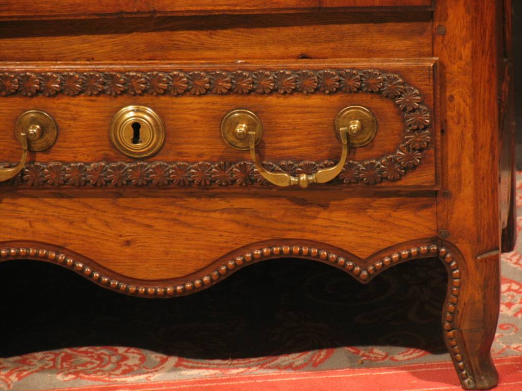 Ancienne ARMOIRE régionale en chêne sculptée et marqueté 3 étagères ou