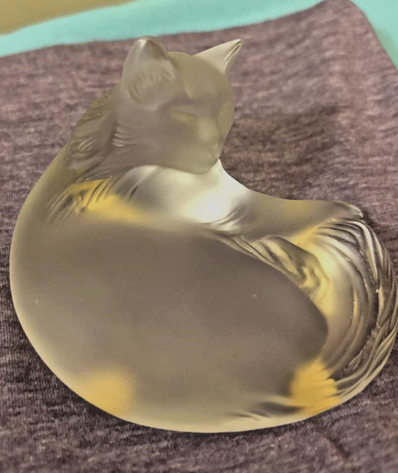 Estatuilla Lalique France Happy Cat Laying esmerilada transparente firmada Foto 3 de 4