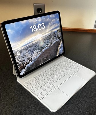 Used Apple iPad Pro 3rd Gen 256GB, Wi-Fi, 11-inch Space Gray w Magic Keyboard
