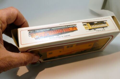 HO SCALE FREIGHT CAR BACHMANN UNION PACIFIC WIDE VISION CABOOSE 70701 - Picture 3 of 8