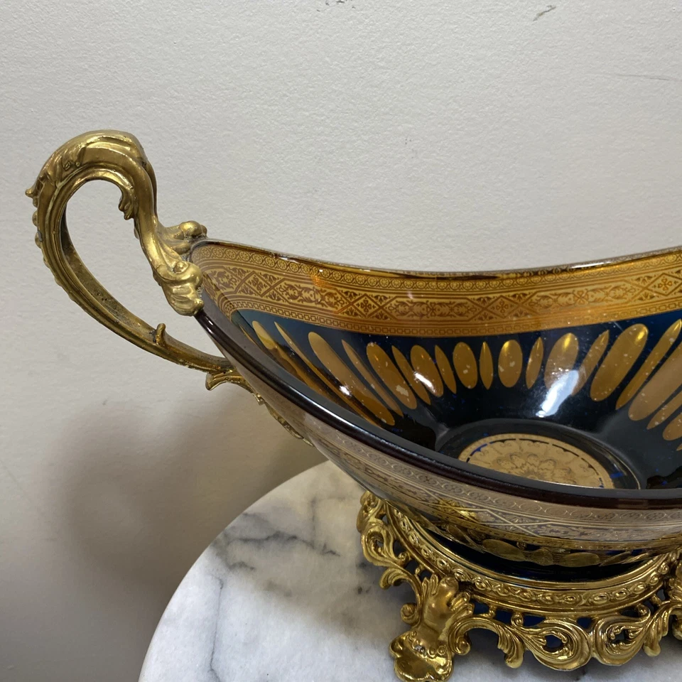 Cuenco de vidrio de corte de colores estilo francés con superposición de oro y montaje de bronce Foto 3 de 4