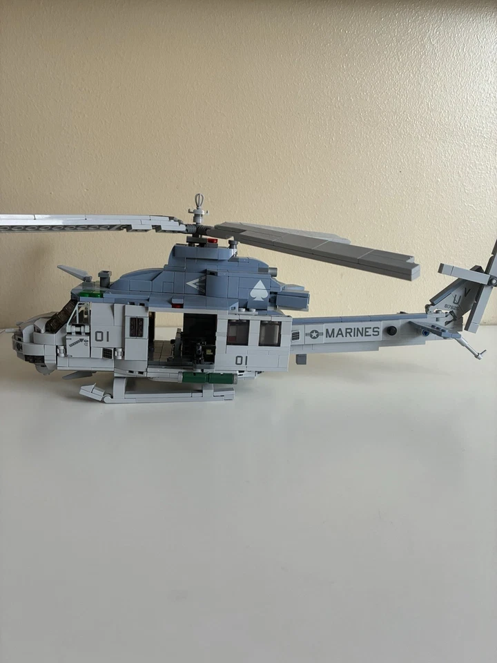 Brickmania Bell UH-1Y Venom - Helicóptero utilitario mediano SIN CAJA Foto 3 de 4