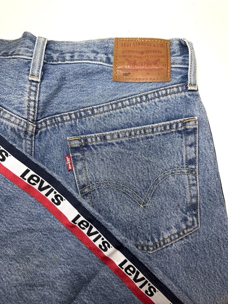 Levi’s 501 Jeans mit Logostreifen