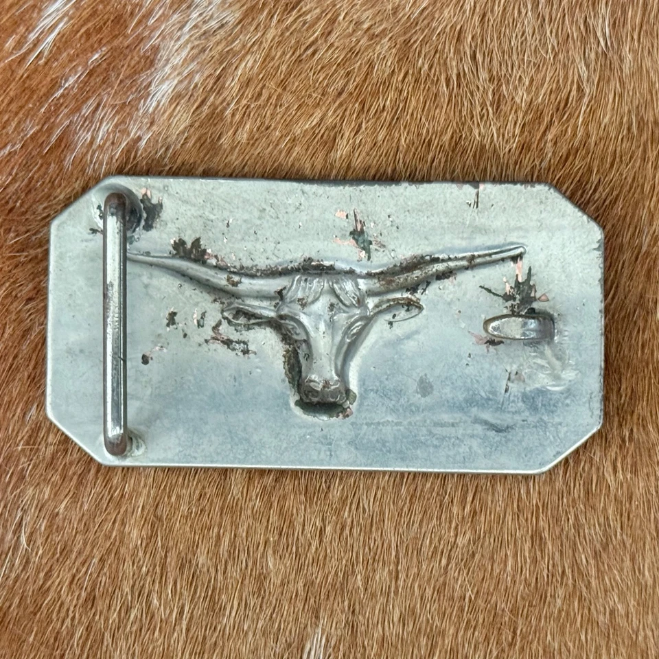 Hebilla de cinturón de metal con diseño de desplazamiento de cuerno largo enchapado en tono plateado vintage Foto 2 de 4