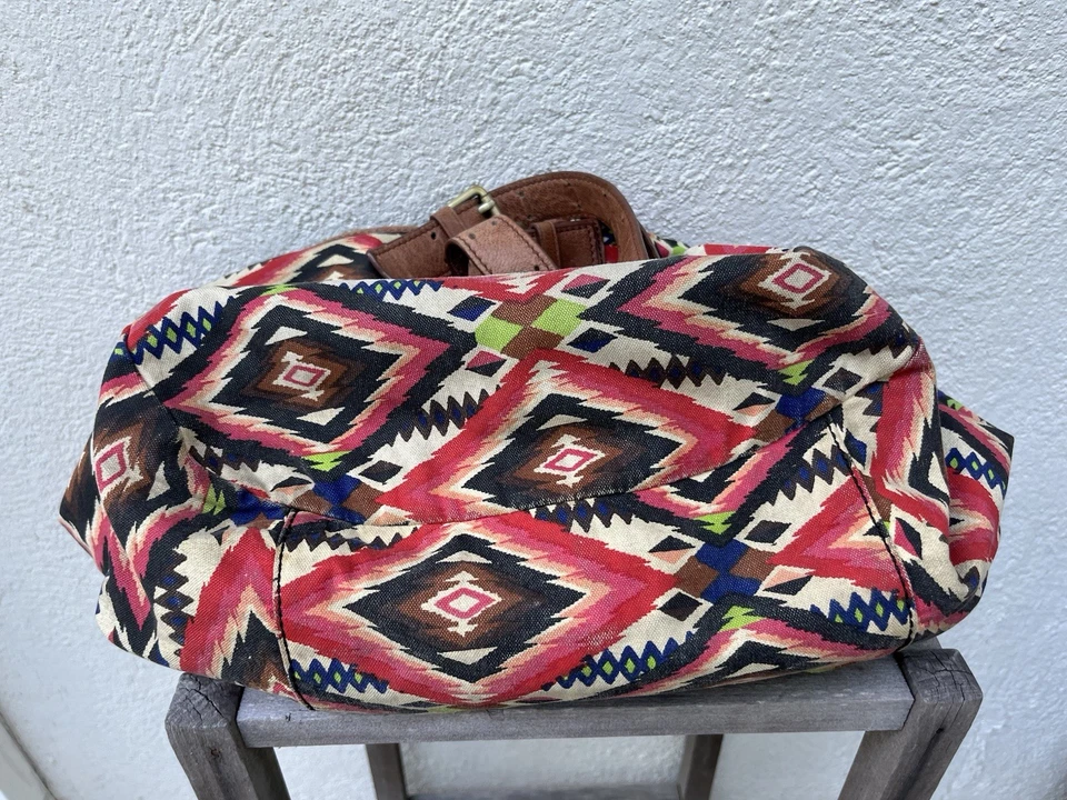 Bolso Hobo Cynthia Vincent Gran Tamaño Estampado de Lona Azteca Correa de Cuero Fin de Semana Foto 3 de 4