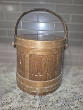 Cubo de madera estilo abeto vintage con tapa y mango de madera curvada rústico colonial