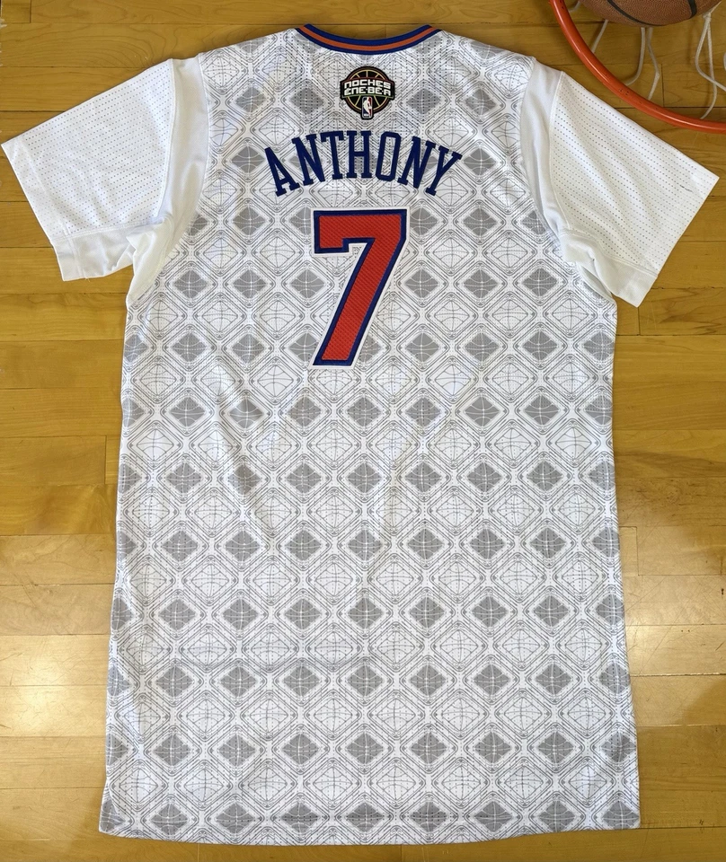 Camiseta deportiva de baloncesto emitida por el equipo Carmelo Anthony 2014 Noche Latina New York Knicks Foto 2 de 4