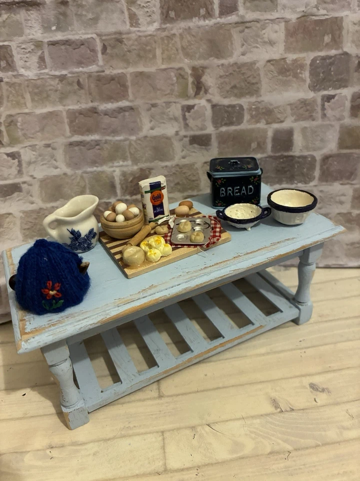 Puppenhaus Maßstab 1/12 Miniatur blau Küche Shabby Chic Tisch & hochwertige Zubehörteile - Bild 2 von 4