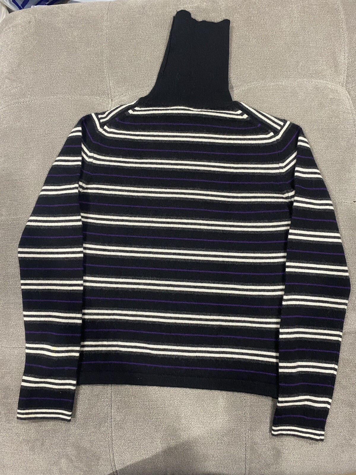 Burberry turtle neck 100% cashmere sweater Small EUC