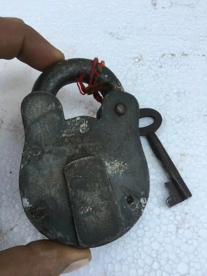 Antigua cerradura de trabajo de latón de hierro forjado a mano de colección con llave Foto 3 de 4