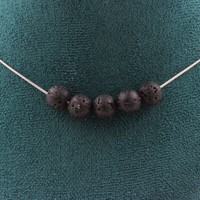 Steine Und Mineralien. Halskette Mit 5 Lavaperlen 8 Mm. Kette Aus Edelstahl Hals