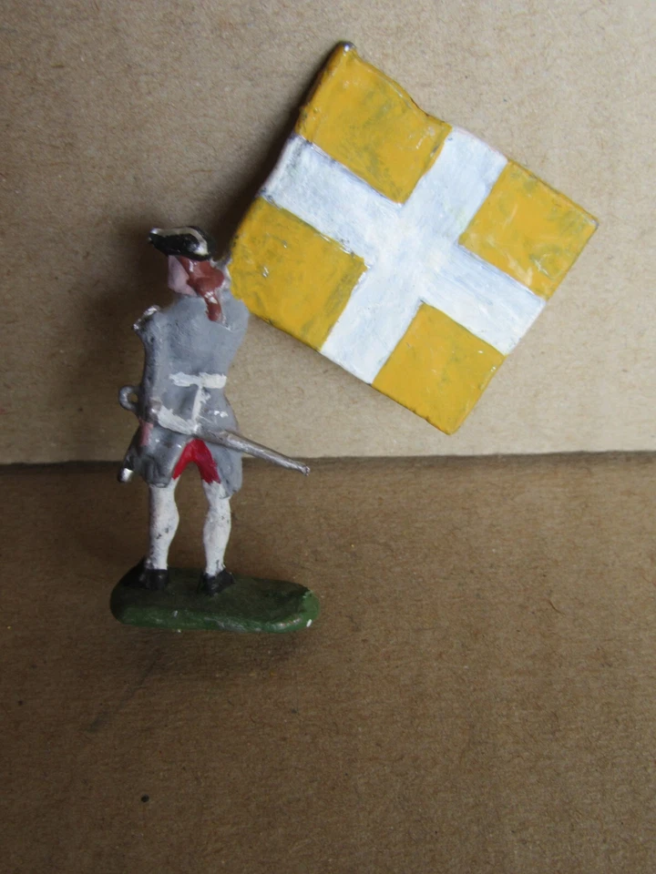C339 Plat Etain Soldat Porte Drapeau Rgt de Normandie XVIII Siècle H 4.6 cm - Photo 2/3
