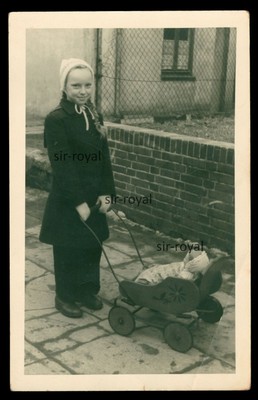 Blondes Mädchen mit Zöpfen schiebt Puppenwagen - 1930er - Foto-AK 9x14cm