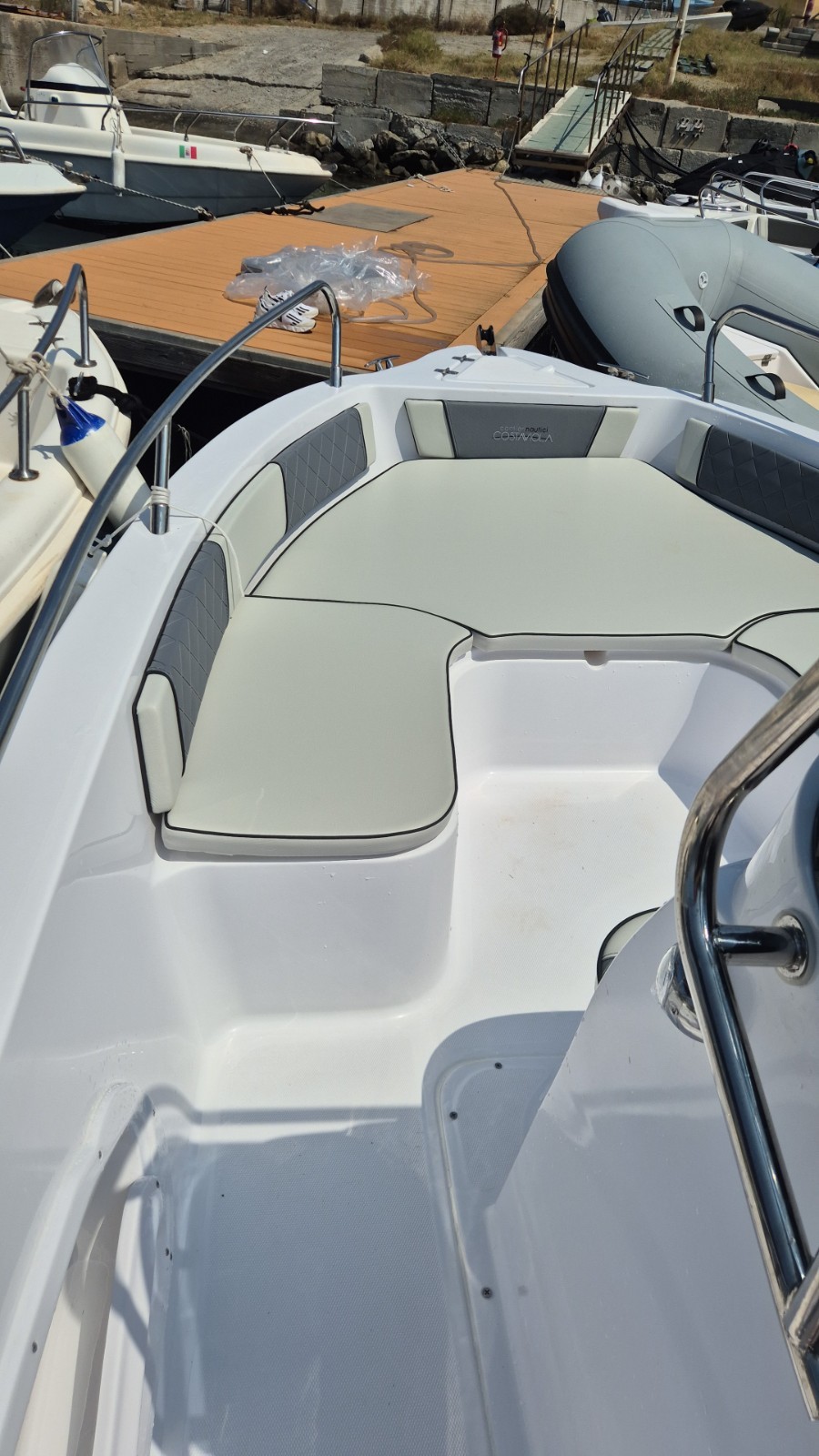 Motoscafo open bianco con console e prendisole foto 3