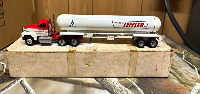 Winross 1:64 Ford LP-Gas Tanker Truck Carlos R. Leffler Inc. Diecast Model