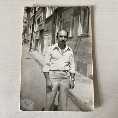 GEFUNDEN S/W FOTO Mann auf der Straße mit Gebäuden hinter Vitange Fotografie