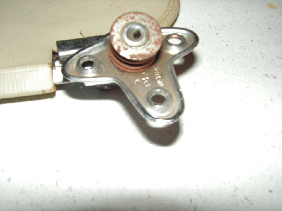 Soporte para parasol GM estampado 4157135 puede adaptarse a 55 57 Buick Chevy modelo oldsmobile Foto 3 de 4