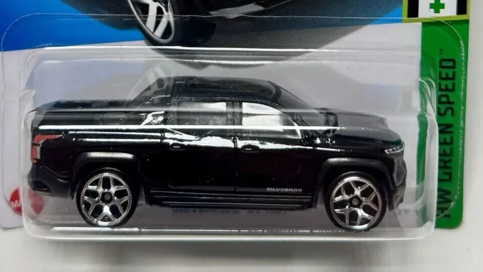 Camioneta pickup Chevy Silverado EV RST negra velocidad verde nueva Hot Wheels 2024 Foto 2 de 3