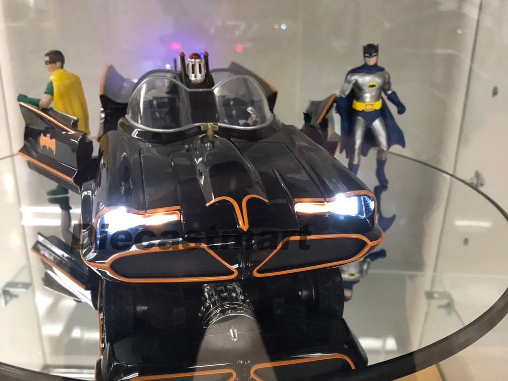 Jada 1:18 Classic TV Series 1966 Batmobile with Lights Batman and