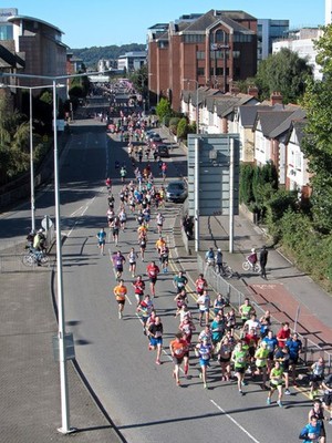 Foto A3 Cardiff Halbmarathon 2016 Cardiff\/Caerd Läufer sind zu sehen p c2016